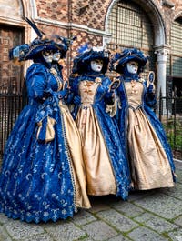 Costumi del Carnevale di Venezia davanti alla chiesa di San Zaccaria.