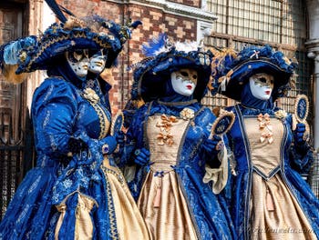 Costumi del Carnevale di Venezia davanti alla chiesa di San Zaccaria.