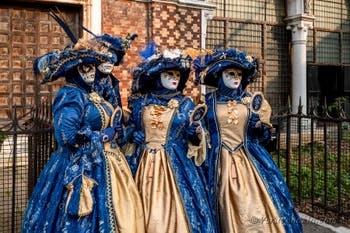 Costumi del Carnevale di Venezia davanti alla chiesa di San Zaccaria.