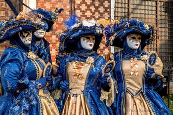 Costumi del Carnevale di Venezia davanti alla chiesa di San Zaccaria.