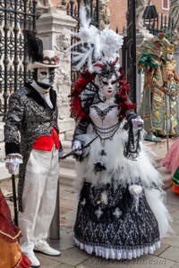 Les costumés du carnaval de Venise sur le Campo de l'Arsenal de Venise.