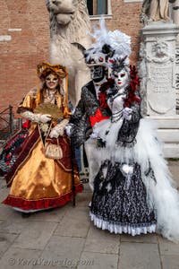 Les costumés du carnaval de Venise sur le Campo de l'Arsenal de Venise.