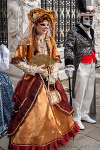 Les costumés du carnaval de Venise sur le Campo de l'Arsenal de Venise.