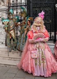 Les costumés du carnaval de Venise sur le Campo de l'Arsenal de Venise.