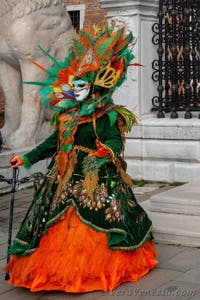 Costumi del Carnevale di Venezia davanti all'Arsenale.