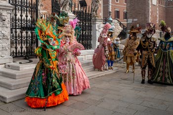 Costumi del Carnevale di Venezia davanti all'Arsenale.