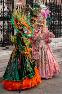 Costumi del Carnevale di Venezia davanti all'Arsenale.