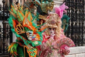 Costumi del Carnevale di Venezia davanti all'Arsenale.