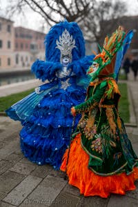 Costumi del Carnevale di Venezia davanti all'Arsenale.