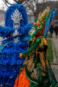 Costumi del Carnevale di Venezia davanti all'Arsenale.