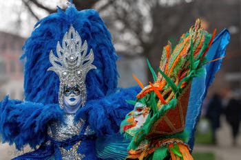 Costumi del Carnevale di Venezia davanti all'Arsenale.