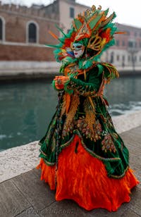 Costumi del Carnevale di Venezia davanti all'Arsenale.