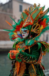 Costumi del Carnevale di Venezia davanti all'Arsenale.