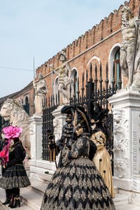 Costumi del Carnevale di Venezia davanti all'Arsenale.