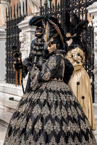 Costumi del Carnevale di Venezia davanti all'Arsenale.