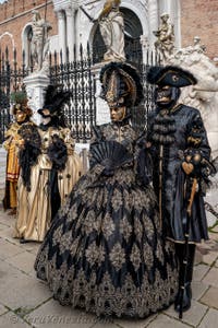 Costumi del Carnevale di Venezia davanti all'Arsenale.