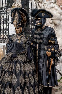 Costumi del Carnevale di Venezia davanti all'Arsenale.