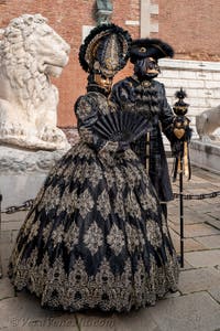 Costumi del Carnevale di Venezia davanti all'Arsenale.