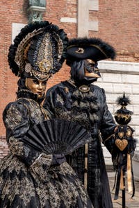 Costumi del Carnevale di Venezia davanti all'Arsenale.