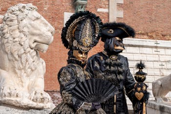 Costumi del Carnevale di Venezia davanti all'Arsenale.