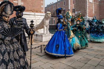 Costumi del Carnevale di Venezia davanti all'Arsenale.