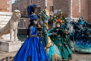 Costumi del Carnevale di Venezia davanti all'Arsenale.