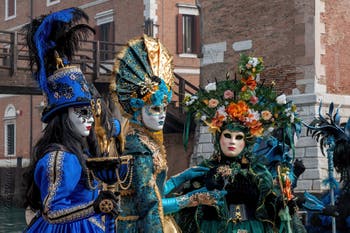 Costumi del Carnevale di Venezia davanti all'Arsenale.