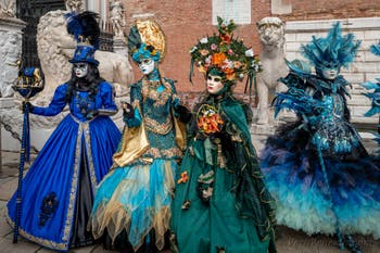 Costumi del Carnevale di Venezia davanti all'Arsenale.