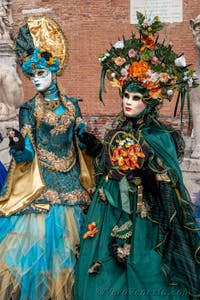 Costumi del Carnevale di Venezia davanti all'Arsenale.