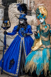 Costumi del Carnevale di Venezia davanti all'Arsenale.