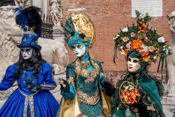 Costumi del Carnevale di Venezia davanti all'Arsenale.