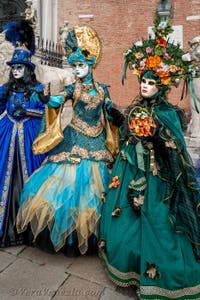 Costumi del Carnevale di Venezia davanti all'Arsenale.