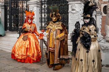 Costumi del Carnevale di Venezia davanti all'Arsenale.