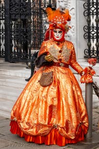 Costumi del Carnevale di Venezia davanti all'Arsenale.