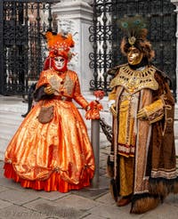 Costumi del Carnevale di Venezia davanti all'Arsenale.