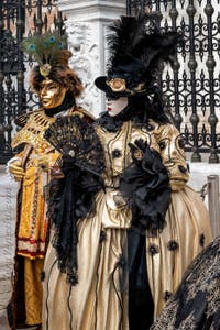 Costumi del Carnevale di Venezia davanti all'Arsenale.