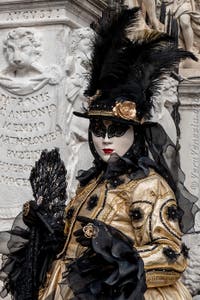 Costumi del Carnevale di Venezia davanti all'Arsenale.