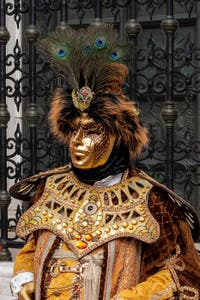 Costumi del Carnevale di Venezia davanti all'Arsenale.