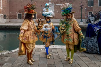 Costumi del Carnevale di Venezia davanti all'Arsenale.