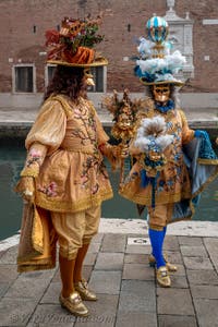 Costumi del Carnevale di Venezia davanti all'Arsenale.