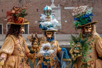 Costumi del Carnevale di Venezia davanti all'Arsenale.