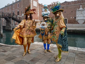 Costumi del Carnevale di Venezia davanti all'Arsenale.