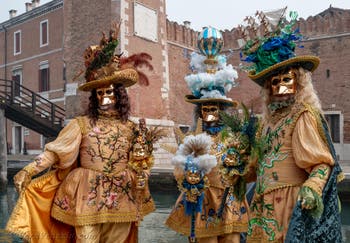 Costumi del Carnevale di Venezia davanti all'Arsenale.