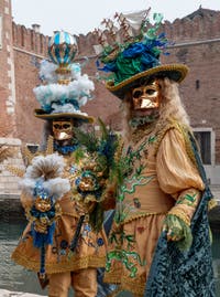 Costumi del Carnevale di Venezia davanti all'Arsenale.