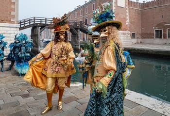 Costumi del Carnevale di Venezia davanti all'Arsenale.