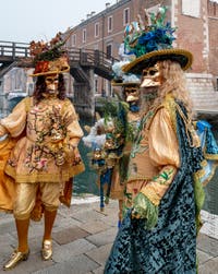 Costumi del Carnevale di Venezia davanti all'Arsenale.