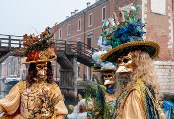 Costumi del Carnevale di Venezia davanti all'Arsenale.