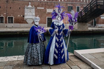 Costumi del Carnevale di Venezia davanti all'Arsenale.