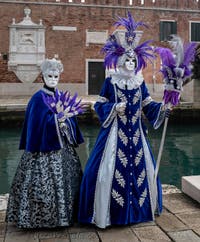 Costumi del Carnevale di Venezia davanti all'Arsenale.