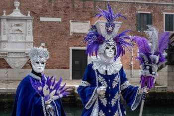 Costumi del Carnevale di Venezia davanti all'Arsenale.